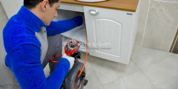 evin duvarından su akması